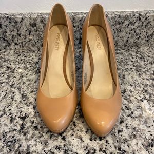 Nude Nine West Quabree Platform Pumps size 9